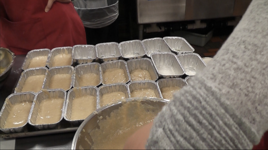 Students+filled+over+300+bread+pans.